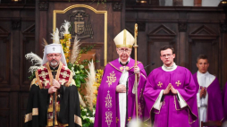 Kościelne obchody 80. rocznicy zbrodni wołyńskiej: przewodniczący KEP abp. Stanisław Gądecki (2L) i arcybiskup większy kijowsko-halicki, zwierzchnik Ukraińskiego Kościoła Greckokatolickiego abp Światosław Szewczuk (L) podczas nabożeństwa Słowa w archikatedrze warszawskiej. 07.07.2023. Fot. PAP/A. Lange
