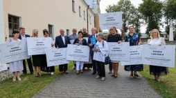 Minister kultury i dziedzictwa narodowego Piotr Gliński (C) na konferencji prasowej przed klasztorem franciszkanów w Brzezinach, na której wręczył promesy na dofinansowanie zabytków w regionie. Fot. PAP/M. Zubrzycki