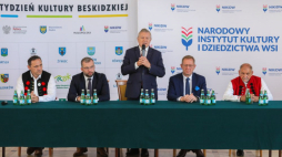 Minister rolnictwa i rozwoju wsi Robert Telus (2P), minister kultury i dziedzictwa narodowego Piotr Gliński (C), minister funduszy i polityki regionalnej Grzegorz Puda (2L), sekretarz Wisły Sylwester Foltyn (L) i burmistrz Żywca Antoni Szlagor (P) podczas konferencji prasowej dot. jubileuszu 60-lecia Tygodnia Kultury Beskidzkiej. Fot. PAP/P. Supernak