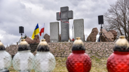 Polsko-ukraińskie uroczystości z okazji 79. rocznicy zbrodni we wsi Huta Pieniacka pod pomnikiem pomordowanych w okolicach Żarkowa w obwodzie lwowskim. 26.02.2023. Fot. PAP/V. Hrabar