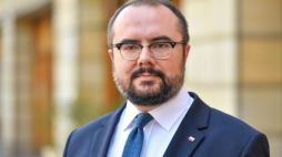Warszawa, 10.07.2023. Podsekretarz stanu w Ministerstwie Spraw Zagranicznych Paweł Jabłoński przed siedzibą Polskiej Agencji Prasowej. Fot. PAP/R. Pietruszka