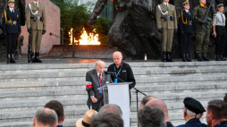Wiceprezes zarządu Związku Powstańców Warszawskich Leszek Mindziukiewicz (L) przemawia podczas Apelu Pamięci przed pomnikiem Powstania Warszawskiego na pl. Krasińskich w Warszawie, w przeddzień 79. rocznicy wybuchu powstania warszawskiego. Fot. PAP/R. Pietruszka