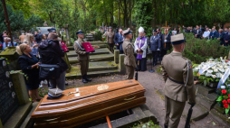 Biskup polowy Wojska Polskiego Wiesław Lechowicz (C-P) podczas uroczystości pogrzebowych płk. Kazimierza Klimczaka ps. Szron na Starych Powązkach w Warszawie. Fot. PAP/M. Obara