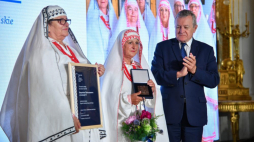 Warszawa, 12.07.2023. Minister kultury i dziedzictwa narodowego Piotr Gliński (P) i nagrodzony Zespół Śpiewaczy Łukowa IV podczas uroczystości wręczenia Nagród im. Oskara Kolberga „Za zasługi dla kultury ludowej”, na Zamku Królewskim w Warszawie. Fot. PAP/R. Pietruszka