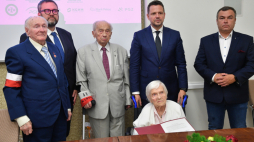 Warszawa, 25.07.2023. Prezydent m.st. Warszawy Rafał Trzaskowski (2P góra), wiceprezes Związku Powstańców Warszawskich Jerzy Mindziukiewcz (3L), powstańcy warszawscy: Janusz Komorowski (L) i Halina Rogozińska (2P dół), dyrektor Muzeum Powstania Warszawskiego Jan Ołdakowski (2L) oraz radny m.st. Warszawy Sławomir Potapowicz (P) podczas konferencji prasowej nt. obchodów 79. rocznicy wybuchu Powstania Warszawskiego. Fot. PAP/R. Pietruszka