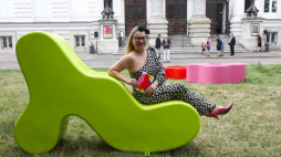 Artystka Marzena Turek Gas podczas otwarcia jej wystawy "Kształt koloru" na pl. Małachowskiego przed Zachętą – Narodową Galerią Sztuki w Warszawie. Fot. PAP/T. Gzell
