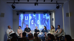 Warszawa, 04.07.2023. Dziennikarz D. Król (L), dyrektor Instytutu Pileckiego M. Gawin (2L), muzyk Ł. Żurkowski (3L), autorka tekstów A. Górecka (C), wokalista P. Swiernalis (P), wokalistki O. Yanchuk (2P) i A. Andrzejewska (2P). Fot. PAP/M. Obara