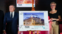 Minister kultury i dziedzictwa narodowego Piotr Gliński (L) oraz wiceprezes ŁSSE Agnieszka Sygitowicz (P) podczas prezentacji znaczka Poczty Polskiej upamiętniającego 600-lecie Łodzi na kongresie #ŁódźPrzyszłości. Fot. PAP/M. Zubrzycki