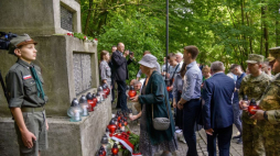 Lwów, Ukraina. 04.07.2023. 82. rocznica upamiętniająca pomordowanych polskich profesorów obchodzona, 4 bm. przed pomnikiem na Wzgórzach Wuleckich we Lwowie. W nocy z 3 na 4 lipca 1941 roku na Wzgórzach Wuleckich we Lwowie z rąk nazistowskich oprawców zginęło 45 profesorów lwowskich uczelni wraz z członkami ich rodzin i przyjaciółmi. (ad) PAP/V. Hrabar