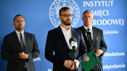 Prezes IPN dr Karol Nawrocki (L), dyrektor Głównej Komisji Ścigania Zbrodni przeciwko Narodowi Polskiemu, zastępca prokuratora generalnego Andrzej Pozorski (P) i syn Jana Samsonowicza Maciej Samsonowicz (C) podczas konferencji dot. podjętego na nowo śledztwa w sprawie śmierci Jana Samsonowicza. Fot. PAP/A. Warżawa
