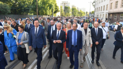 Zastępca prezesa Instytutu Pamięci Narodowej Mateusz Szpytma (3P), ambasador Izraela w Polsce Jaakow Liwne (C,3L), sekretarz stanu w Kancelarii Prezydenta RP Wojciech Kolarski (C) i dyrektor ŻIH Monika Krawczyk (C,3L) uczestniczą w Marszu Pamięci. Warszawa, 21.07.2023. Fot. PAP/P. Nowak