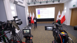Wiceminister edukacji i nauki Dariusz Piontkowski (L), dyrektor Centralnej Komisji Egzaminacyjnej Marcin Smolik (2L) i rzecznik prasowa MEiN Adrianna Całus-Polak (P) podczas konferencji prasowej dot. wstępnych wyników egzaminu maturalnego 2023. Fot. PAP/M. Obara