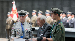 Wiceprezes zarządu Związku Powstańców Warszawskich Leszek Mindziukiewicz (C) przemawia podczas spotkania przedstawicieli władz państwowych z uczestnikami Powstania Warszawskiego na terenie MPW. Warszawa, 30.07.2023. Fot. PAP/P. Supernak