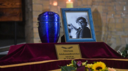 Uroczystości pogrzebowe aktorki dubbingowej Miriam Aleksandrowicz na Cmentarzu Komunalnym Północnym na stołecznej Wólce Węglowej. Fot. PAP/P. Nowak