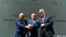 Minister kultury i dziedzictwa narodowego Piotr Gliński (C), prezes PGE Wojciech Dąbrowski (L) i dyrektor Muzeum Narodowego w Gdańsku Jacek Friedrich (P) podczas podpisania umowy o objęciu Muzeum Narodowego w Gdańsku mecenatem przez PGE Polską Grupę Energetyczną S.A. Fot. PAP/A. Warżawa