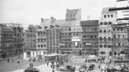 Warszawa, 06.1953 r. Końcowe roboty na Rynku Starego Miasta. Fot. PAP/CAF/S. Dąbrowiecki