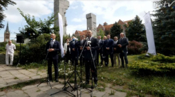 Prezes IPN dr Karol Nawrocki podczas konferencji prasowej przed pomnikiem Wyzwolenia Ziemi Warmińskiej i Mazurskiej. Źródło: kanał IPNtvPL na portalu YouTube