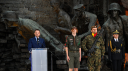 Prezydent stolicy Rafał Trzaskowski (L) przemawia podczas Apelu Pamięci przed pomnikiem Powstania Warszawskiego na pl. Krasińskich w Warszawie, w przeddzień 79. rocznicy wybuchu powstania warszawskiego. Fot. PAP/R. Pietruszka