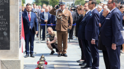 . Szef Gabinetu Prezydenta RP Paweł Szrot (3P), premier Mateusz Morawiecki (2P) i szef Urzędu do Spraw Kombatantów i Osób Represjonowanych Jan Józef Kasprzyk (P) podczas uroczystości złożenia kwiatów przed Grobem Nieznanego Żołnierza w Warszawie. Fot. PAP/T. Gzell