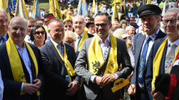 Wiceminister funduszy i polityki regionalnej, pełnomocnik rządu ds. CPK Marcin Horała (C) i sekretarz stanu w Ministerstwie Kultury i Dziedzictwa Narodowego, generalny konserwator zabytków Jarosław Sellin (3L) na XXIV Światowym Zjeździe Kaszubów w Kartuzach. Fot. PAP/A. Jackowski