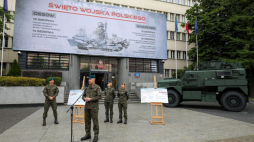 Mjr Michał Tomczyk (L) z MON, zastępca rzecznika prasowego Dowódcy Generalnego RSZ ppłk Magdalena Busz (P), rzecznik prasowy DGW ppłk Artur Sak (2L) i rzecznik prasowy CWCR ppłk Justyna Balik (2P) podczas briefingu prasowego o defiladzie „Silna Biało-Czerwona” – kolejne szczegóły w głównej siedzibie MON. Warszawa, 28.07.2023. Fot. PAP/P. Supernak