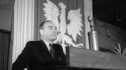 IV Zjazd Związku Zawodowego Literatów Polskich, na którym zmieniono nazwę organizacji na Związek Literatów Polskich (ZLP) i uznano realizm socjalistyczny (socrealizm) za obowiązującą metodę twórczą. Nz. przemawia zastępca członka KC PZPR Włodzimierz Sokorski. Szczecin, 1949 r. Fot.  PAP/W. Kondracki 