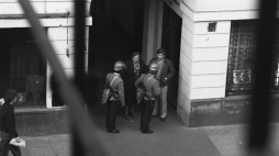 Warszawa 1982. Okres stanu wojennego wprowadzonego 13 grudnia 1981 roku przez Wojskową Radę Ocalenia Narodowego. Na zdjęciu: patrol Milicji Obywatelskiej w strojach wykorzystywanych do rozpędzania manifestacji, w bramie przy ul. Nowy Świat. Fot. PAP/M. Belina Brzozowski