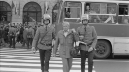 Stan wojenny: w stolicy został zorganizowany marsz z okazji rocznicy uchwalenia Konstytucji 3 maja – milicjanci prowadzą zatrzymanego mężczyznę. Warszawa, 03.05.1983. Fot. PAP/CAF/T. Zagoździński