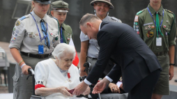 Uczestniczka Powstania Warszawskiego Stefania Bajer (C-L) odbiera z rąk prezydenta RP Andrzeja Dudy (C-P) odznaczenie podczas spotkania przedstawicieli władz państwowych z uczestnikami Powstania Warszawskiego na terenie MPW. Warszawa, 30.07.2023. Fot. PAP/P. Supernak