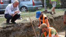 Warszawa, 25.07.2023. Zastępca prezesa Instytutu Pamięci Narodowej Krzysztof Szwagrzyk (L) na terenie dawnego więzienia karno-śledczego UB i NKWD (tzw. Toledo). Fot. PAP/R. Guz 