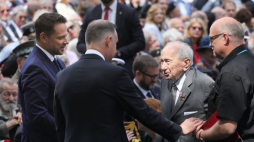 Prezydent RP Andrzej Duda (2L), prezydent stolicy Rafał Trzaskowski (L), wiceprezes zarządu Związku Powstańców Warszawskich Leszek Mindziukiewicz (2P) podczas spotkania z uczestnikami Powstania Warszawskiego na terenie MPW. Warszawa, 30.07.2023. Fot. PAP/P. Supernak