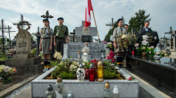 Uroczystość wręczenia Parafialnemu Oddziałowi Akcji Katolickiej w Markowej aktu przekazania opieki nad byłym grobem wojennym Rodziny Ulmów na cmentarzu parafialnym w Markowej. 01.07.2023. Fot. PAP/W. Jargiło