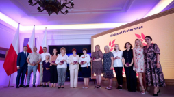 Dyrektor Instytutu Pileckiego Magdalena Gawin (P) i odznaczeni podczas uroczystości wręczenia medali Virtus et Fraternitas. Warszawa, 06.07.2023. Fot. PAP/M. Obara