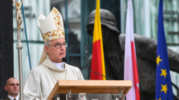 Biskup polowy Wojska Polskiego Wiesław Lechowicz przewodniczy mszy świętej polowej przed pomnikiem Powstania Warszawskiego na pl. Krasińskich w Warszawie, w przeddzień 79. rocznicy wybuchu powstania warszawskiego. Fot. PAP/R. Pietruszka