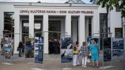 Wystawa „Błogosławiony Ksiądz Jerzy Popiełuszko i jego muzeum w Okopach” przed głównym wejściem do Domu Kultury Polskiej w Wilnie. Fot. PAP/V. Doveiko