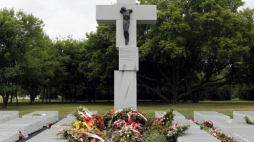 Pomnik poświęcony Ofiarom Zbrodni Wołyńskiej na Skwerze Wołyńskim w Warszawie. Fot. PAP/R. Pietruszka