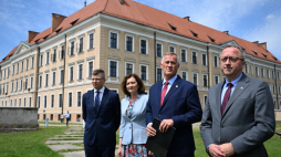 Sekretarz stanu w Ministerstwie Sprawiedliwości Marcin Warchoł (L), zastępca Prokuratora Generalnego, Dyrektor Głównej komisji Ścigania Zbrodni przeciwko Narodowi Polskiemu Andrzej Pozorski (2P), zastępca Prezesa Instytutu Pamięci Narodowej Karol Polejowski (P) i wojewoda Podkarpacki Ewa Leniart (2L). Fot. PAP/D. Delmanowicz