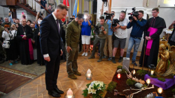 Prezydent Polski Andrzej Duda (L) i prezydent Ukrainy Wołodymyr Zełenski (2L) w katedrze śś. Apostołów Piotra i Pawła w Łucku oddali hołd ofiarom Wołynia. 09.07.2023. Fot. PAP/R. Pietruszka