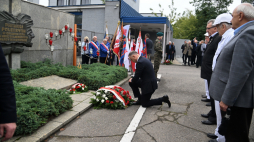 Szczecin, 30.08.2023. Prezydent RP Andrzej Duda (C) złożył kwiaty pod Pomnikiem Ofiar Grudnia 1970 przy Bramie Głównej Stoczni Szczecińskiej, 30 bm. Trwają uroczyste obchody 43. rocznicy podpisania Porozumień Sierpniowych. Fot. PAP/M. Bielecki