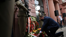 Warszawa, 01.08.2020. Szef Urzędu ds. Kombatantów i Osób Represjonowanych Jan Józef Kasprzyk (C) składa kwiaty, 1 bm. przed tablicą upamiętniającą płk. Antoniego Chruściela "Montera" na ul. Filtrowej 68 w Warszawie, z okazji obchodów 76. rocznicy Powstania Warszawskiego. Fot. PAP/M. Obara