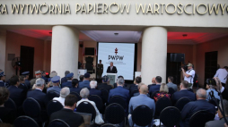 Warszawa, 02.08.2023. Prezes PWPW Piotr Ciompa (C) podczas spotkania w siedzibie Polskiej Wytwórni Papierów Wartościowych. Fot. PAP/A. Zawada