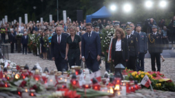 Warszawa, 01.08.2023. Prezydent Warszawy Rafał Trzaskowski (2P), wiceprezydent Tomasz Bratek (L) i wiceprezydent Aldona Machnowska-Góra (P) podczas złożenia wieńcy pod pomnikiem „Polegli – Niepokonani” na Cmentarzu Powstańców Warszawy na Woli. Fot. PAP/M. Obara