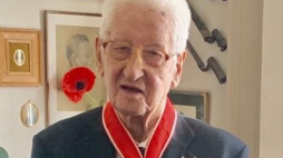 Ppłk Stanisław Żurakowski odznaczony Krzyżem Komandorskim z Gwiazdą Orderu Odrodzenia Polski, 1920 r. Źródło: Wikimedia Commons