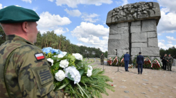 Wólka Okrąglik (woj. mazowieckie), 02.08.2023. Uroczystość upamiętniająca 80. rocznicę powstania w obozie zagłady w Treblince II, przy Pomniku Centralnym w Wólce Okrąglik. Podczas wydarzenia podpisano akt erekcyjny nowego budynku Muzeum. Fot. PAP/P. Piątkowski