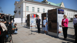 Warszawa, 21.08.2023. Szefowa Kancelarii Prezydenta RP Grażyna Ignaczak-Bandych (C), wiceminister rodziny i polityki społecznej Barbara Socha (2P) oraz zastępca prezesa Instytutu Pamięci Narodowej Mateusz Szpytma (L) podczas otwarcia wystawy plenerowej „Śmierć za człowieczeństwo. Rodzina Ulmów”. Fot. PAP/A. Zawada