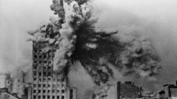 Gmach Prudentialu trafiony pociskiem ciężkiego moździerza. 28 sierpnia 1944 r. Źródło: wikipedia.org