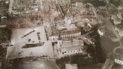 Zniszczenia po nalocie. Źródło: Wikimedia Commons