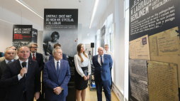 Warszawa, 10.08.2023. Minister kultury i dziedzictwa narodowego Piotr Gliński (4L), dyrektor Muzeum Dzieci Polskich Ireneusz Piotr Maj (2L) i ocalały z niemieckiego obozu dla polskich dzieci w Łodzi Jerzy Jeżewicz (L) podczas otwarcia wystawy „Wypędzą nas i zabiją. Losy Dzieci Zamojszczyzny w 80. rocznicę Akcji Zamość” w Galerii MKiDN „Okno na Kulturę”. Fot. PAP/P. Supernak