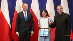 Prezydent Andrzej Duda (L), odpowiedzialna główna Instytutu Niepokalanej Matki Kościoła Urszula Pohl (C) i moderator generalny Ruchu Światło-Życie ks. Marek Sędek (P) podczas uroczystości przekazania Orderu Orła Białego nadanego pośmiertnie ks. Franciszkowi Blachnickiemu. Fot. PAP/Ł. Gągulski