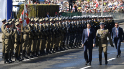 Warszawa, 15.08.2023. Premier Mateusz Morawiecki (3P) na defiladzie „Silna Biało-Czerwona” z okazji Święta Wojska Polskiego 2023. Fot. PAP/R. Pietruszka